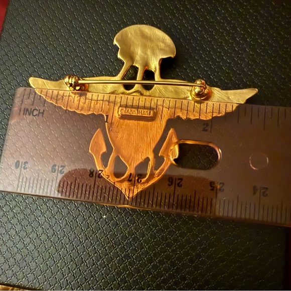 Vintage Signed “Ann Hand” Goldtone “Joint Forces” Brooch - Picture 9 of 9